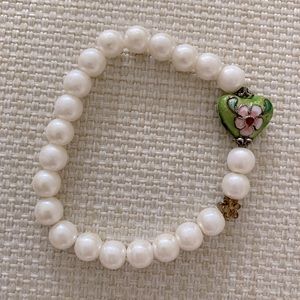 Pearl bracelet with green accent